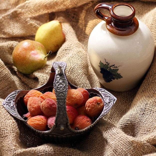 Foto hooghoekbeeld van fruit in een schaal op tafel