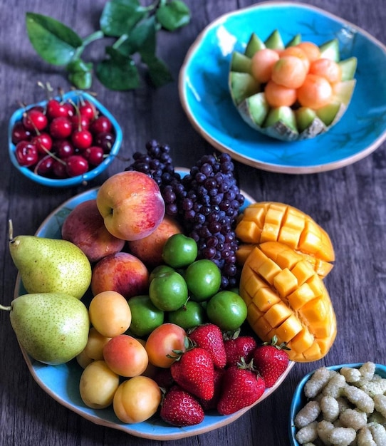 Hooghoekbeeld van fruit in een schaal op tafel