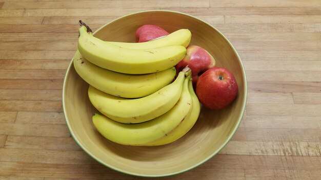 Hooghoekbeeld van fruit in een schaal op tafel