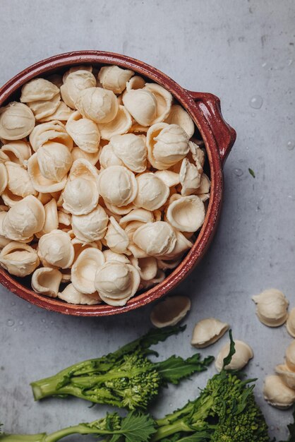 Hooghoekbeeld van fruit in een schaal op tafel