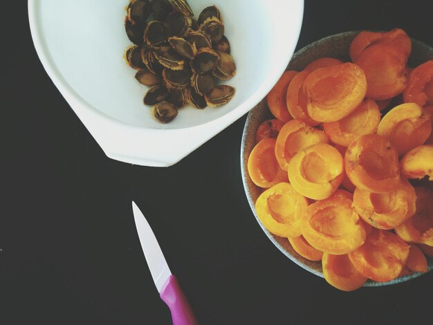 Hooghoekbeeld van fruit in een schaal op tafel