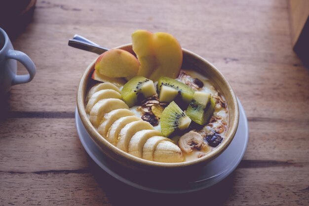 Hooghoekbeeld van fruit in een schaal op tafel