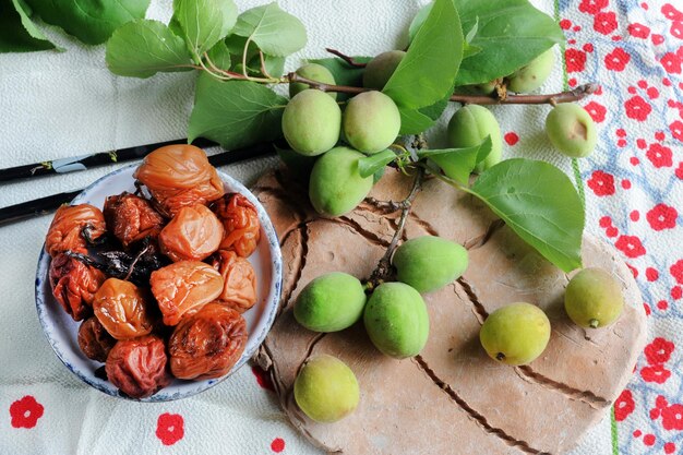 Foto hooghoekbeeld van fruit in een schaal op tafel