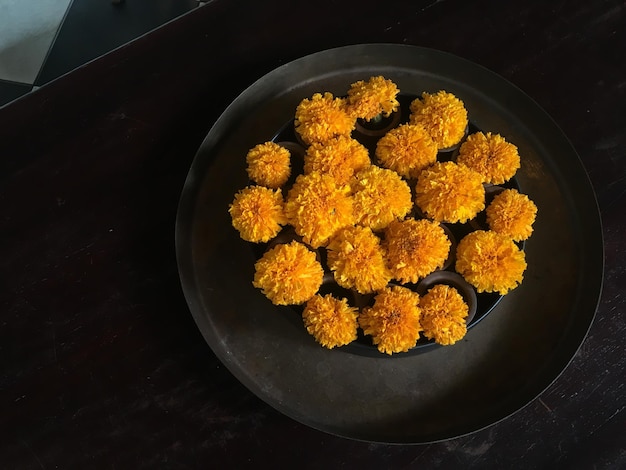 Hooghoekbeeld van fruit in een schaal op tafel