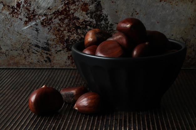 Hooghoekbeeld van fruit in een schaal op tafel