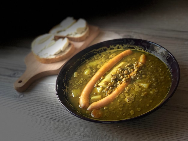 Foto hooghoekbeeld van fruit in een schaal op tafel