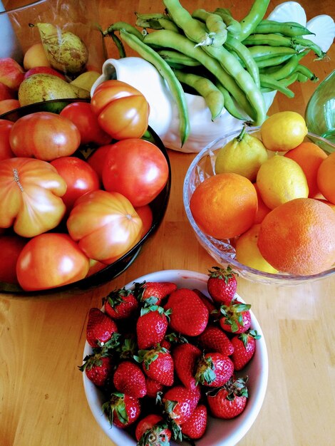 Foto hooghoekbeeld van fruit in een schaal op tafel