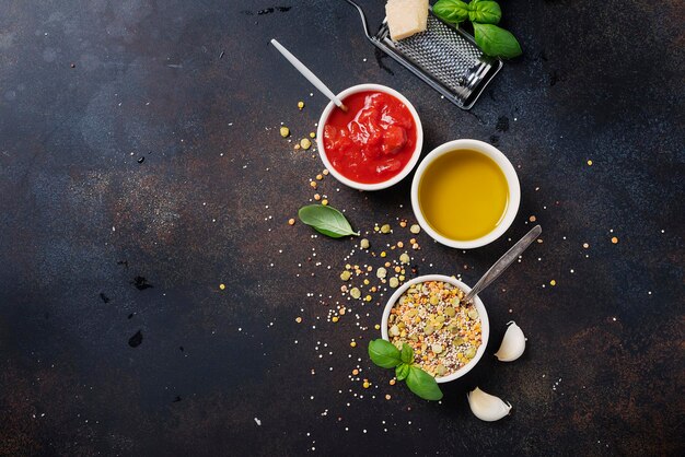 Hooghoekbeeld van fruit in een schaal op tafel