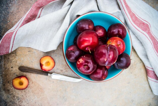 Hooghoekbeeld van fruit in een schaal op tafel