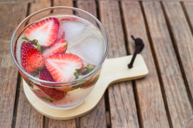 Hooghoekbeeld van fruit in glas op tafel