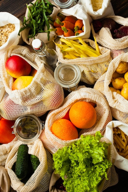 Foto hooghoekbeeld van fruit in mand op tafel