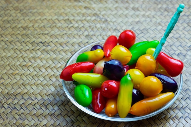 Hooghoekbeeld van fruit in mand op tafel