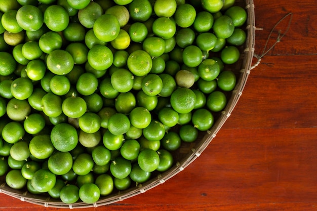 Foto hooghoekbeeld van fruit in mand op tafel