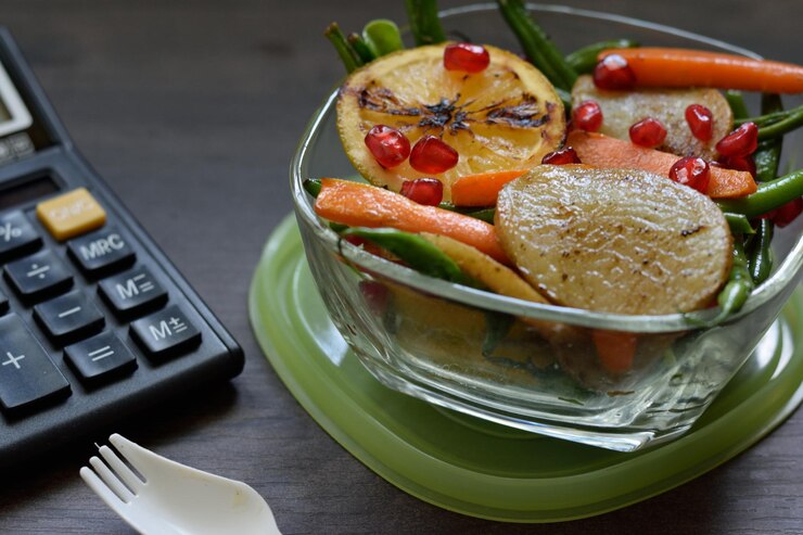 Foto hooghoekbeeld van fruit op een bord op tafel
