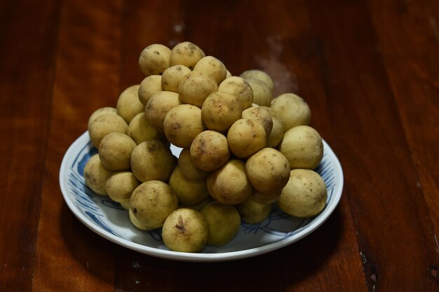 Foto hooghoekbeeld van fruit op een bord op tafel