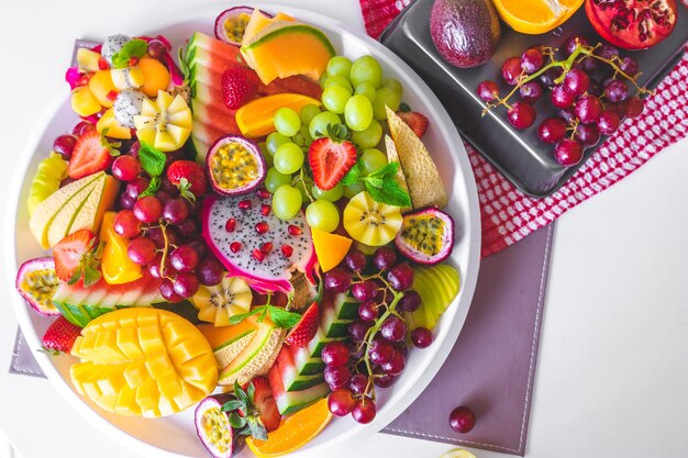 Foto hooghoekbeeld van fruit op een bord op tafel