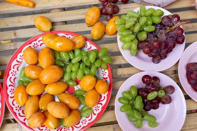 Foto hooghoekbeeld van fruit op een bord op tafel