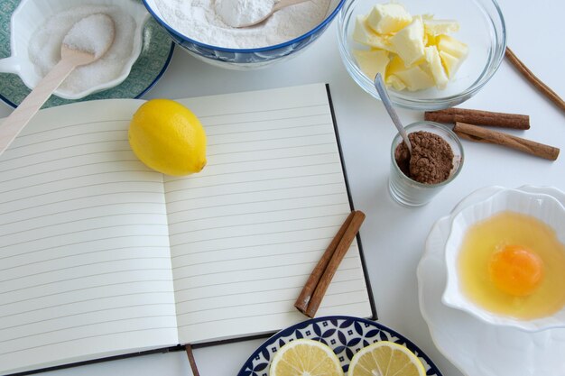 Foto hooghoekbeeld van fruit op een bord op tafel