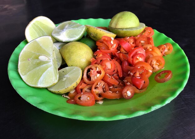 Foto hooghoekbeeld van fruit op een bord op tafel