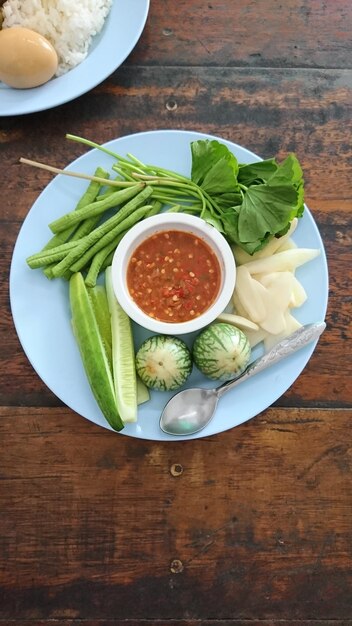 Foto hooghoekbeeld van fruit op een bord op tafel