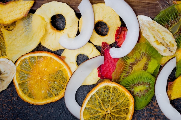 Foto hooghoekbeeld van fruit op een bord op tafel