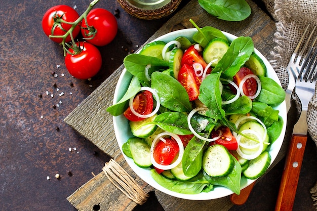 Hooghoekbeeld van fruit op een bord op tafel