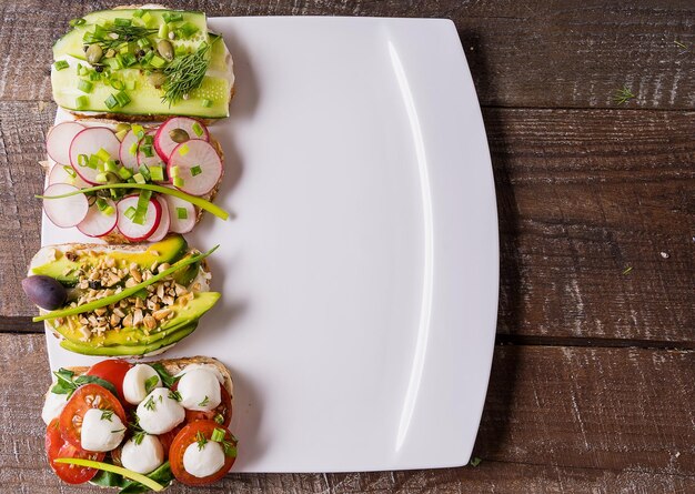 Foto hooghoekbeeld van fruit op een bord op tafel