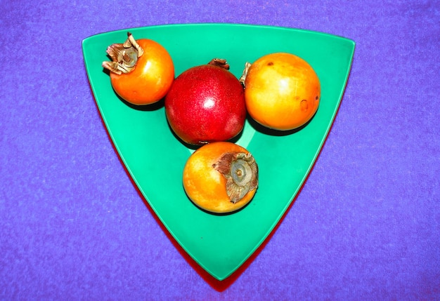 Foto hooghoekbeeld van fruit op een bord op tafel