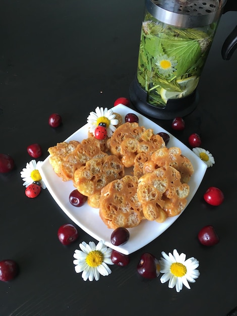 Hooghoekbeeld van fruit op een bord op tafel