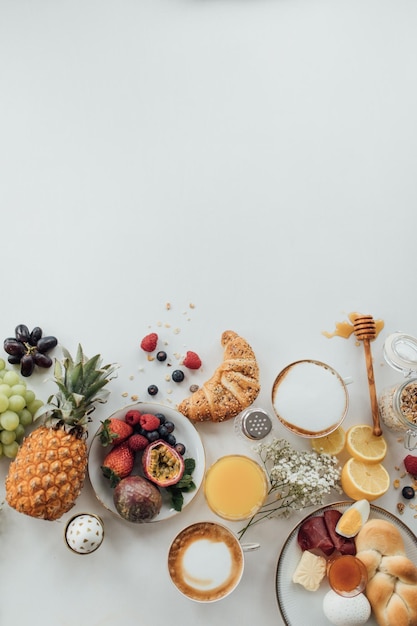 Hooghoekbeeld van fruit op tafel tegen een witte achtergrond