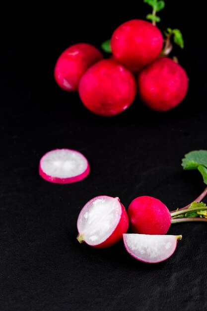 Hooghoekbeeld van fruit op tafel tegen een zwarte achtergrond