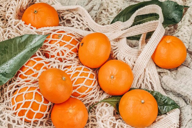 Hooghoekbeeld van fruit op tafel