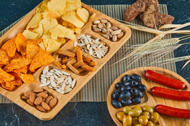 Hooghoekbeeld van fruit op tafel