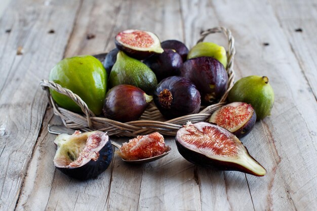 Hooghoekbeeld van fruit op tafel