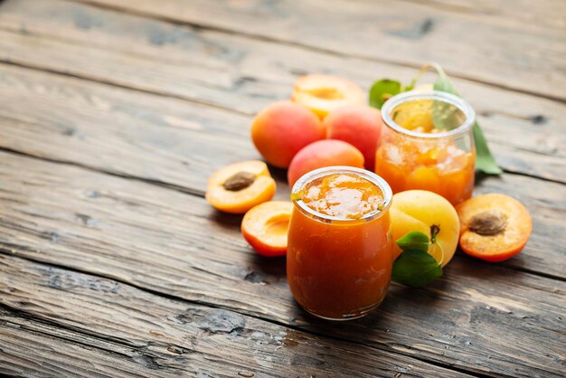 Foto hooghoekbeeld van fruit op tafel