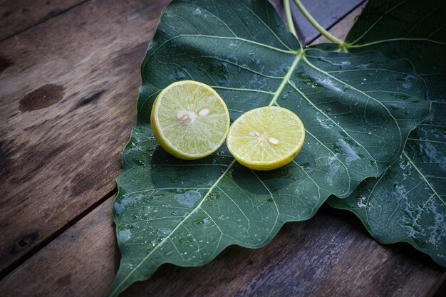 Foto hooghoekbeeld van fruit op tafel