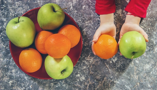 Foto hooghoekbeeld van fruit op tafel