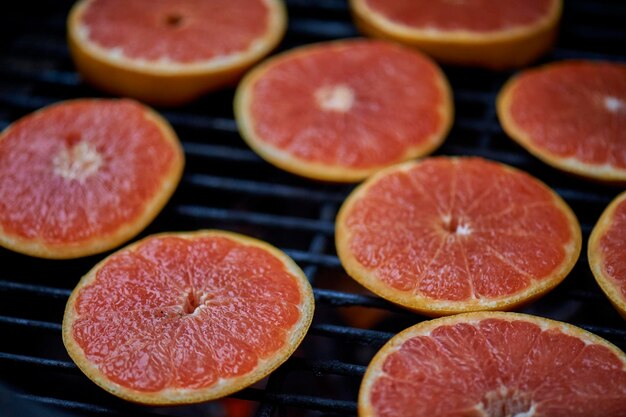 Hooghoekbeeld van fruit op tafel