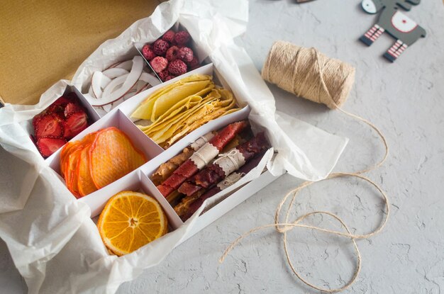 Foto hooghoekbeeld van fruit op tafel