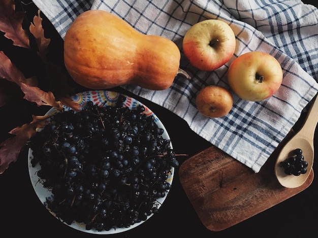 Foto hooghoekbeeld van fruit op tafel