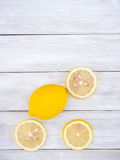 Foto hooghoekbeeld van fruit op tafel