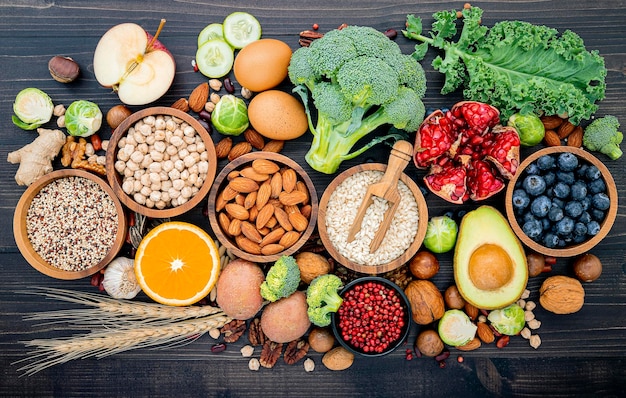 Foto hooghoekbeeld van fruit op tafel