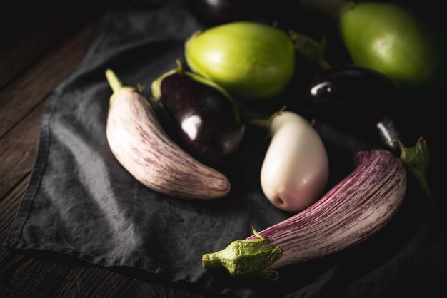 Hooghoekbeeld van fruit op tafel