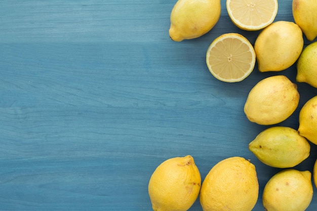 Hooghoekbeeld van fruit op tafel