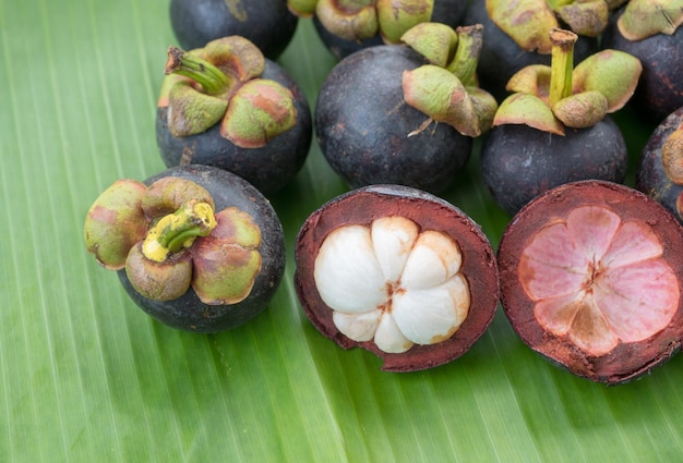 Hooghoekbeeld van fruit op tafel