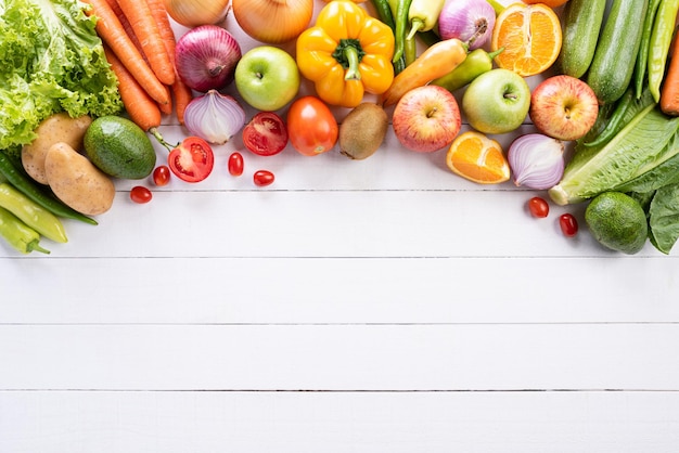 Hooghoekbeeld van fruit op tafel