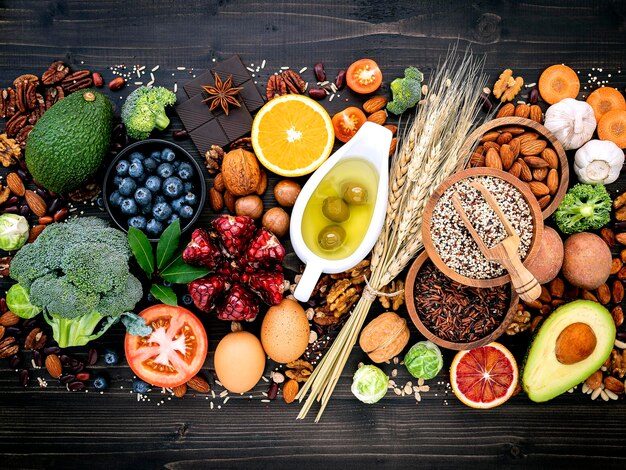 Foto hooghoekbeeld van fruit op tafel