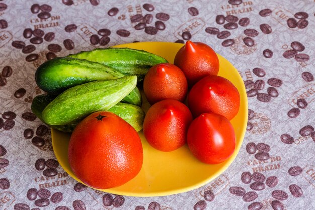 Hooghoekbeeld van fruit op tafel