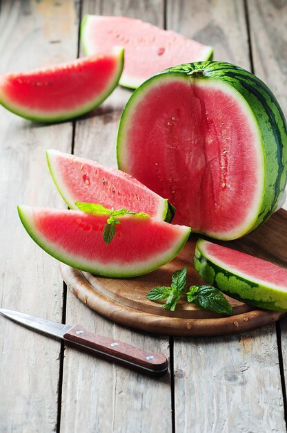 Foto hooghoekbeeld van fruit op tafel