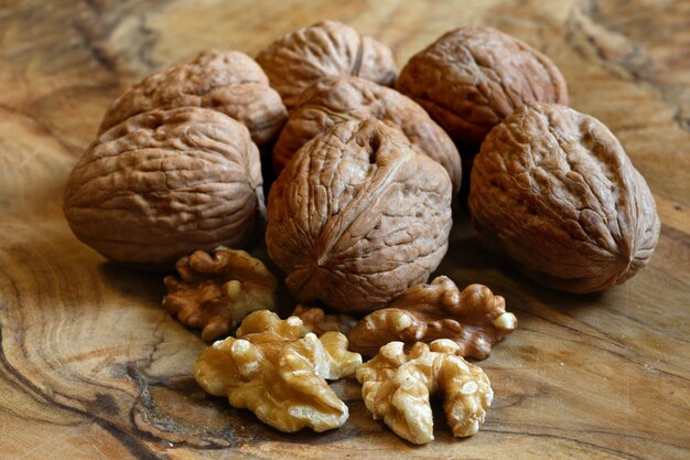 Hooghoekbeeld van fruit op tafel